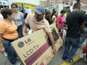 I venezuelani acquistano elettrodomestici a prezzi regolati