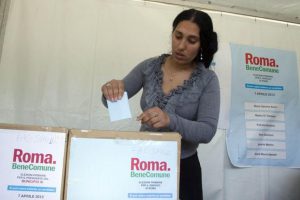Anche i Rom al voto per le primarie del PD in un gazebo zona via delle Vigne - fotografo: benvegnù - Guaitoli