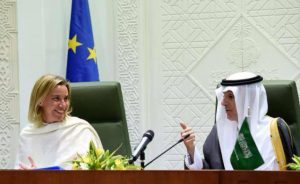 Il ministro degli esteri della UE Mogherini in un recente incontro con il monarca saudita sospettato da molti di essere uno "sponsor" del terrorismo di Isis