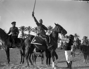 Tripoli, 18 marzo 1937. Mussolini a cavallo, con la spada dell'Islam consegnatagli dai capi arabi. A sinistra: Italo Balbo, governatore della Libia © PUBLIFOTO/OLYMPIA