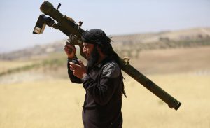 un miliziano delle forze terroristiche anti assad con un missile anti aereo