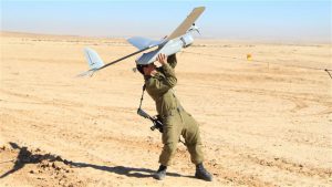 soldato israeliano lancia drone 