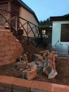 danni del terremoto al muretto di contenimento casetta Sae