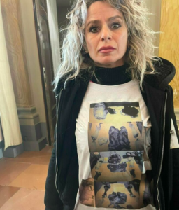 La madre di Pamela Mastropietro indossa la maglietta con la foto del corpo smembrato della figlia 