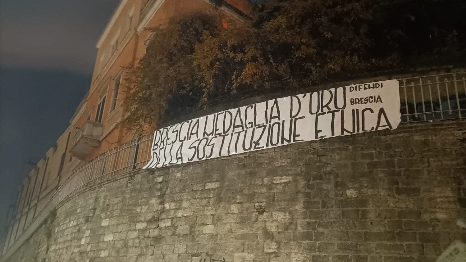 “Brescia medaglia d’oro della sostituzione etnica”, la risposta degli identitari alle paranoie antifasciste