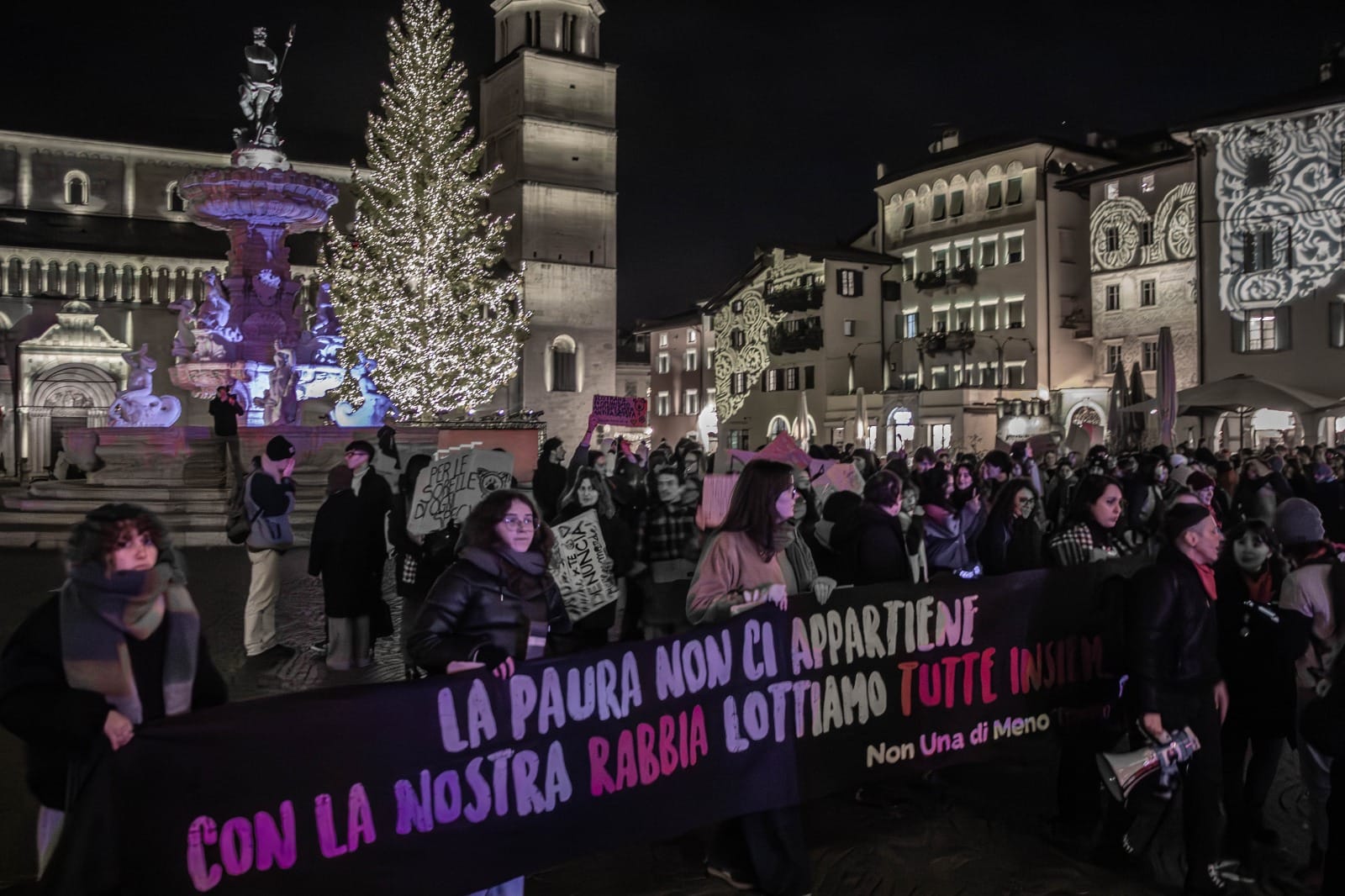 Il delirio di “Non una di meno”: lo stupratore è un compagno ma la colpa è del fascismo